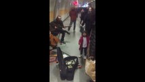 Metrodaki müzisyenlere dansıyla eşlik eden kız çocuğu, paylaşım rekoru kırıyor