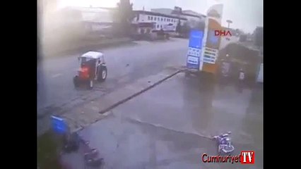 Bursa'da iki kardeşin yaralandığı motorsiklet kazası, güvenlik kamerasında