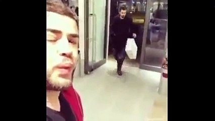 Mağaza Alarmı Gibi Islık Çalarak Arkadaşını Trolleyen Adam