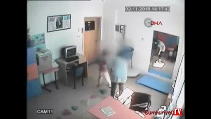 Otizmli öğrenciye dayak kamerada!