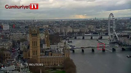 İşte Londra&#39;daki saldırı anı; kurtulmak için köprüden atladı!
