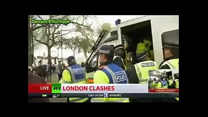 Londra&#39;da polis ırkçılara müdahale etti; televizyon kanalları da canlı yayındaydı