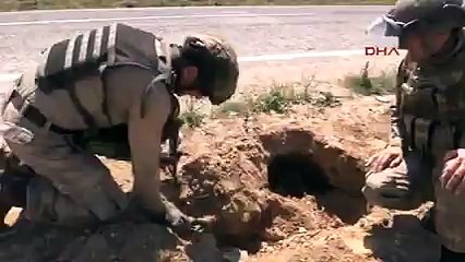 Asker el yapımı patlayıcıyı böyle etkisiz hale getirdi