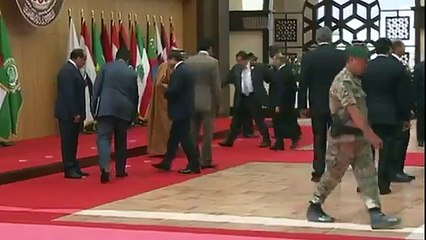 28. Arap Birliği Zirvesine katılan Lübnan Cumhurbaşkanı yere kapaklandı!
