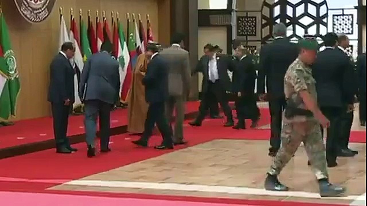 28. Arap Birliği Zirvesine katılan Lübnan Cumhurbaşkanı yere kapaklandı!