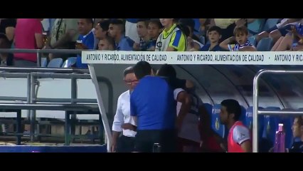 Oyundan çıkardığı futbolcu tepki gösterince kafa attı!