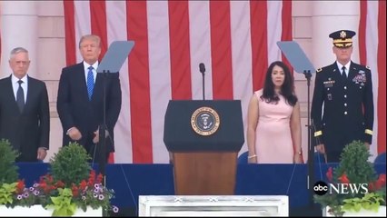 Trump ABD ulusal marşını sallana sallana söyledi