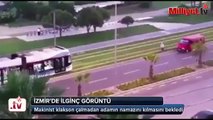 İzmir'de tramvay hattının kenarında namaz kıldı, makinist klakson çalmadan bekledi