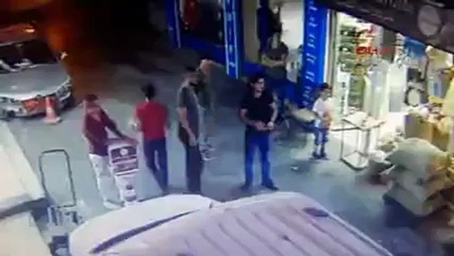 Tıraş makinesini vermeyen kuaföre, pompalı tüfekle saldırdı!