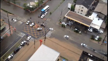 Avenida César Hilal, em Vitória, alagada na manhã desta segunda-feira (16)