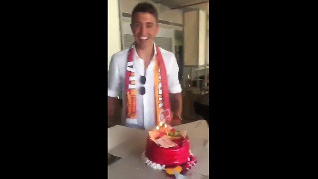 Muslera'ya havalimanında sürpriz doğum günü kutlaması!