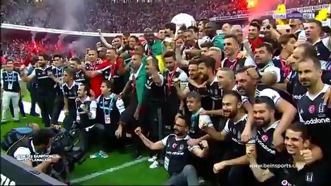 Şampiyon Beşiktaş kupayı böyle kaldırdı