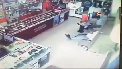 Deprem anı iş yerinin kamerasına böyle yansıdı