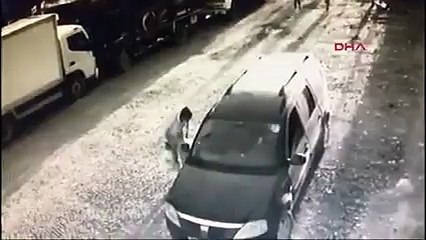 Evinin güvenlik kamerası cinayeti kaydetti