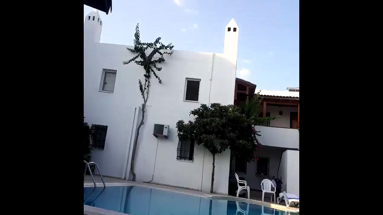 Depreme apartta yakalanan tatilciler geceyi dışarıda geçirdi