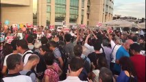 Çağlayan Adliyesi önünde yüzlerce vatandaş alkış, ıslık, düdük ve sloganlarla Cumhuriyet davası kararını bekliyor