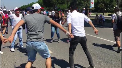 &#39;Adalet Yürüyüşçüleri&#39; halaylarla miting alanına ilerliyor