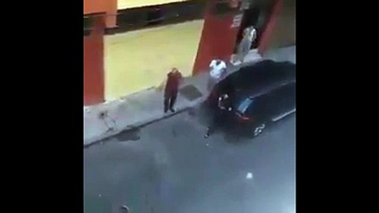 Sokak hayvanlarının su kabına çamaşır suyu döktü!