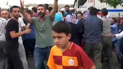 Yıkıma karşı çıkan ev sahipleri, mescitten sela okudu; "Polise direnin" çağrısı yaptı