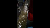 İstanbul'da şiddetli yağış nedeniyle metrobüsü su bastı