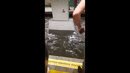 İstanbul&#39;da metro hattı nehir oldu akıyor!