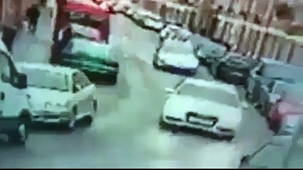 Kaza yapan arabadan bakın kaç kişi çıktı!