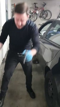 Cet italien pète un cable à cause d'une roue de voiture