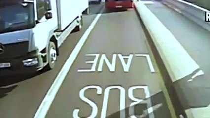 Koşu yapan adam yoldan geçen kadını otobüsün önüne itti