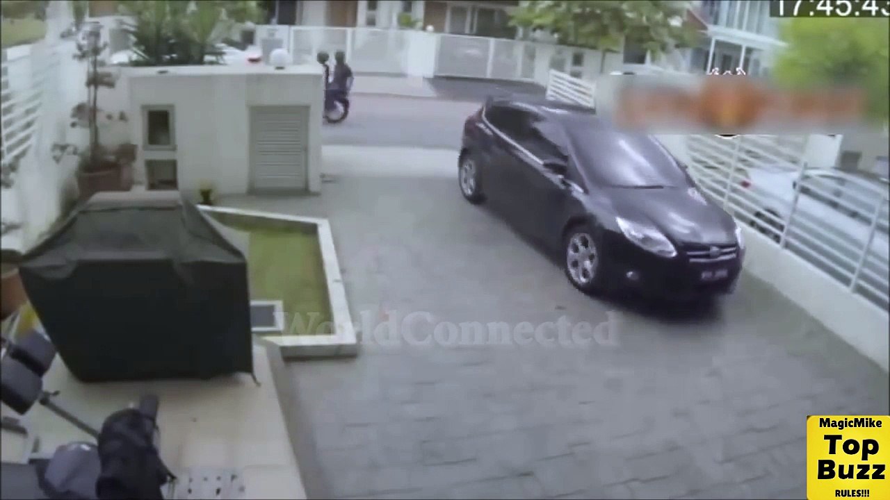 Girl knock out the robber in front of her house