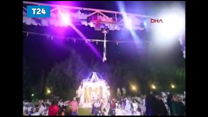 Düğünde sıraya girmek istemedi, takıyı drone ile taktı