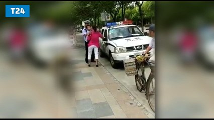 Çinli polis çocuklu kadını darp etti, halk tepki gösterdi!