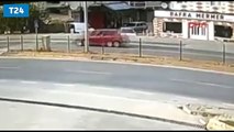 Yola fırlayan oğlunu kurtarmak isterken araba çarptı!