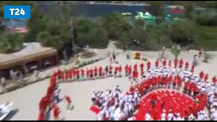 Fethiye&#39;de insanlar dev Türk bayrağı oluşturdu