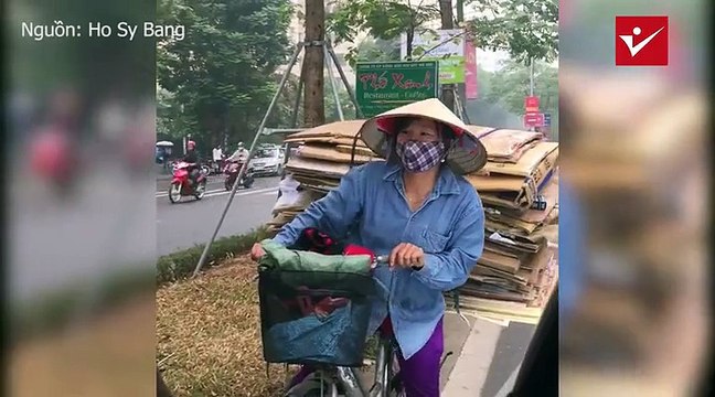 Tài xế nhắc nhở đi ngược chiều, chị ve chai nhẹ nhàng quay xe