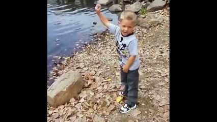 Küçük çocuk sağ gösterip sol vurdu!