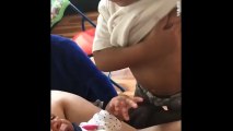 Küçük çocuk, ağlayan kardeşini susturmak için emzirmeye çalıştı!