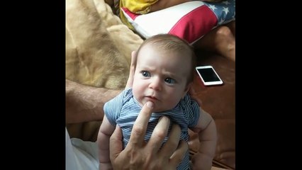 Çocuğunun endişeli surat ifadesine dublaj yapan muzip baba güldürüyor!