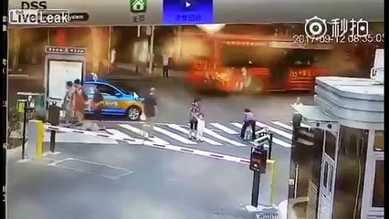 Yaya geçidinde durakladılar, arabanın altında kaldılar!