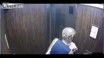 Asansörde yaşlı kadını gasp etti!