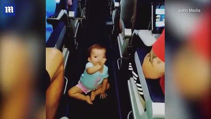 Uçakta gördüğü herkesi selamlayan bebek