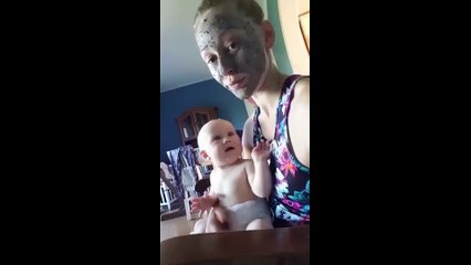 Annesini yüz maskesiyle gören bebek, korkudan ağladı