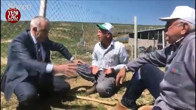 Ziraat bankası'nın önünde satamadığı sütleri döken çiftçi