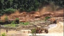Laos hidroelektrik santrali barajının yıkılma anı!