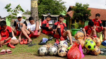 عين سكان أحياء البؤس في إندونيسيا على كأس العالم لأطفال الشوارع