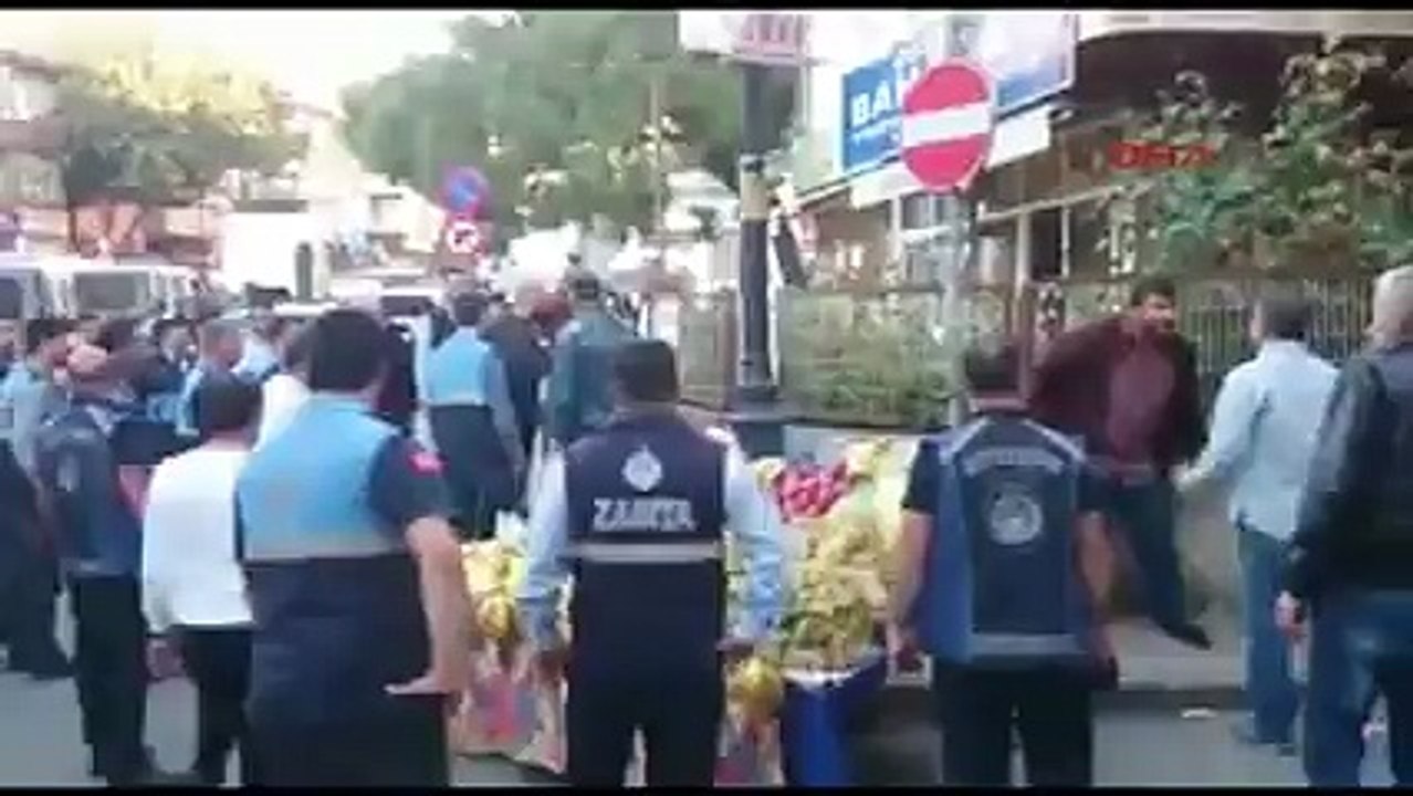 Seyyar satıcı zabıtaya isyan etti: Yazık değil mi bana?