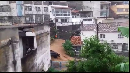Chuva forte transforma Morro da Piedade em cachoeira