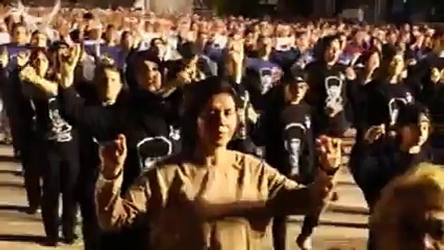 İzmir'de 4 bin kişi aynı anda zeybek oynadı