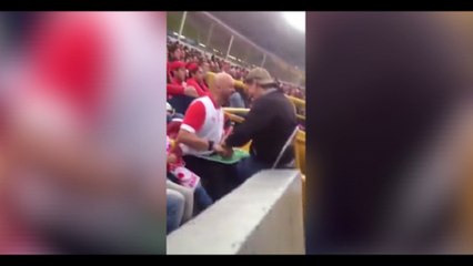 Görme engelli oğluna futbol maçını böyle anlattı