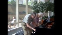 62 yıllık evli çiftten muhteşem piyano düeti