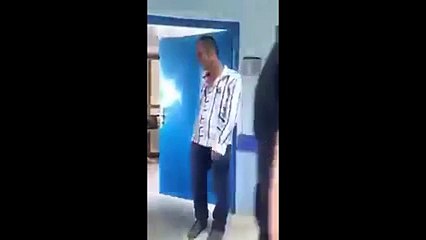 Yaralı tavuğunu pansuman için hastaneye getirdi